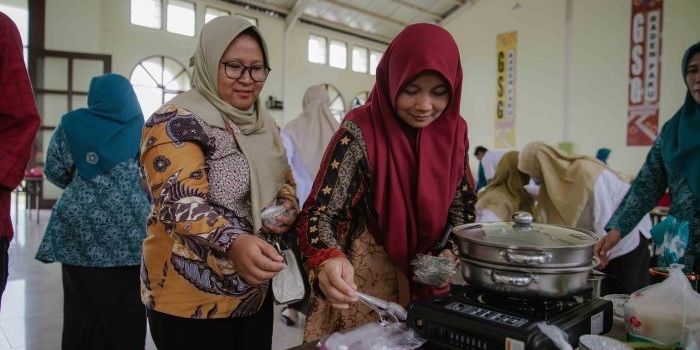 65-ibu-di-kawasan-sekitar-smelter-freeport-gresik-belajar-olah-pangan-lokal-jadi-mpasi-bergizi