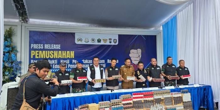 jamin-transparansi-bea-cukai-malang-musnahkan-26-juta-batang-rokok-dan-mmea-ilegal