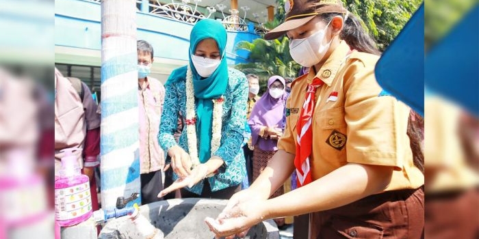 Ketua TP PKK Kota Kediri Ferry Silviana Abu Bakar saat mencuci tangan dengan sabun bersama salah satu siswa. (Foto: Ist.)
