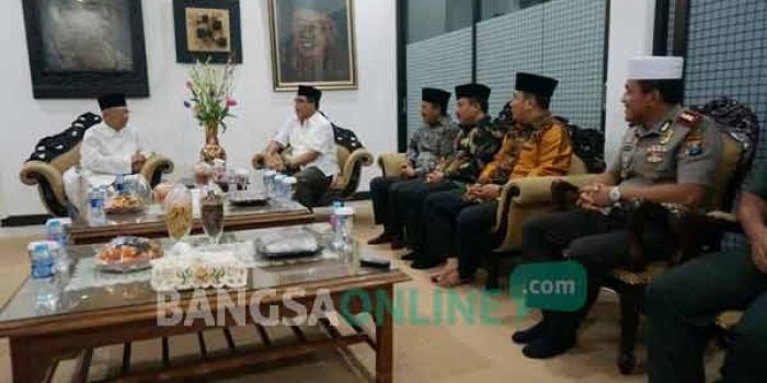 Kapolda Jawa Timur Irjen Pol Machfud Arifin saat bertemu KH Solahudin Wahid (Gus Solah) di Ponpes Tebuireng Jombang, Jumat (3/2) malam. foto: RONY S/ BANGSAONLINE 
