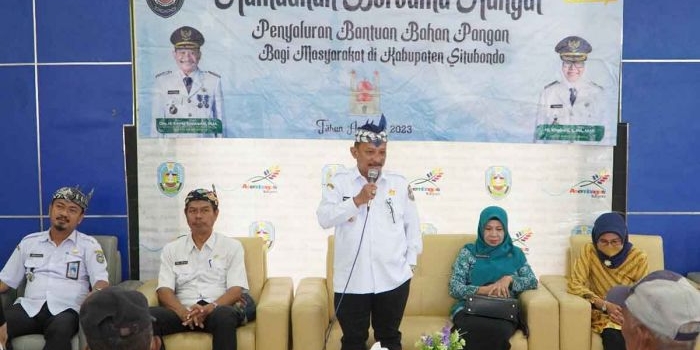 Bupati Situbondo, Karna Suswandi, saat penyerahan bantuan paket sembako di Kecamatan Asembagus.