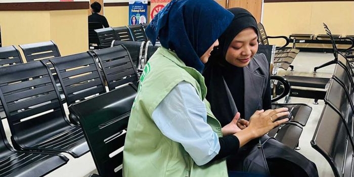 Petugas dari BPJS Kesehatan di Tulungagung saat melayani salah satu pasien. 