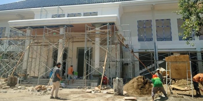 Pembangunan Kantor KPU Pasuruan terus dikebut oleh pihak rekanan agar bisa rampung tepat waktu.