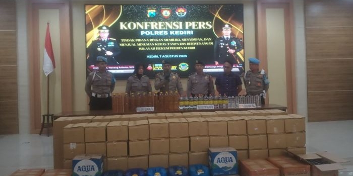 polres-kediri-grebek-gudang-penyimpanan-ribuan-botol-miras-ilegal-di-wates