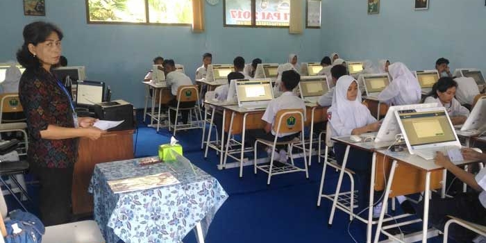 Situasi UNBK di SMPN 6 Malang, Senin (23/04).