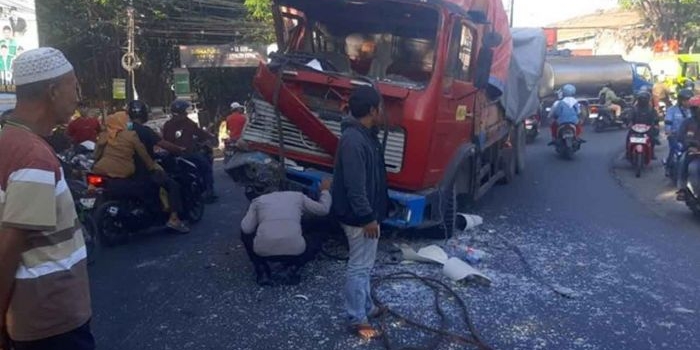 langgar-larangan-jam-operasional-dua-truk-di-gresik-terlibat-adu-banteng