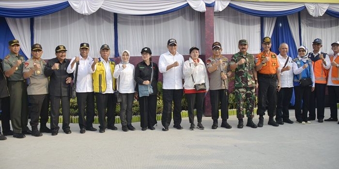 Pakde Karwo saat foto bersama Menko PMK, Kapolri, Panglima TNI, Menteri Perhubungan, Menteri PUPR dan Menteri Kesehatan serta Forkopimda Jatim.