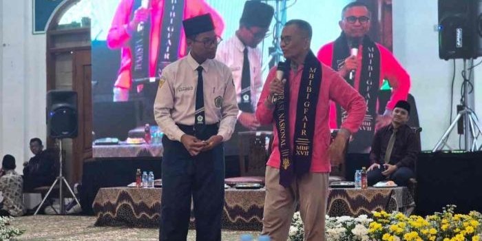Dahlan Iskan dalam acara Inspirasi Nasional, Pemuda Hebat yang digelar Madrasah Bertaraf Internasional (MBI) di Masjid Raya KH Abdul Chalim Pondok Pesantren Amanatul Ummah Pacet Mojokerto Jawa Timur, Selasa 12 Mei 2026. Foto: MMA/bangsaonline