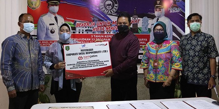 Suasana saat Bank Jatim menyerahkan CSR secara simbolis kepada Pemkot Madiun.
