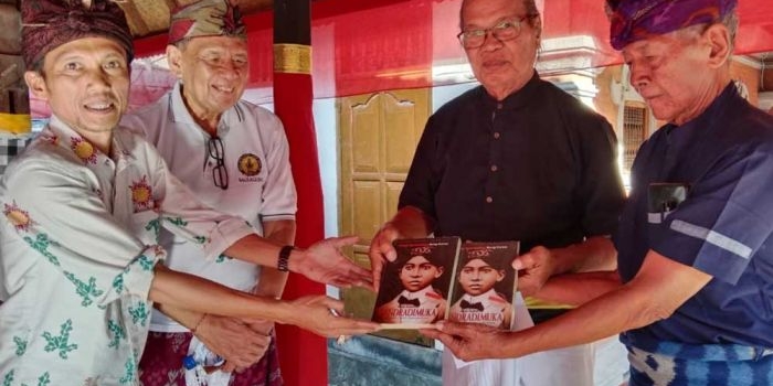 Ketua Harian Situs Ndalem Pojok, Kushartono (kiri), bersama beberapa tokoh saat menunjukkan buku tentang Bung Karno. Foto: Ist.