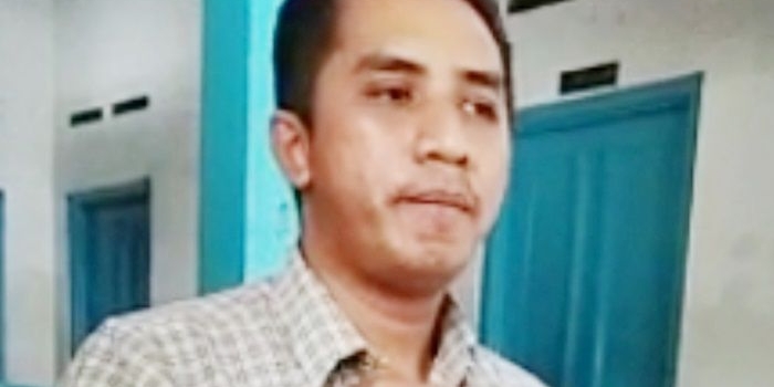 Sekretaris DPD Perindo Nganjuk saat menunjukkan surat pengunduran Erni yang ditandatangani mantan ketua DPD Perindo Nganjuk. foto: BAMBANG DWI JULIANTO/ BANGSAONLINE