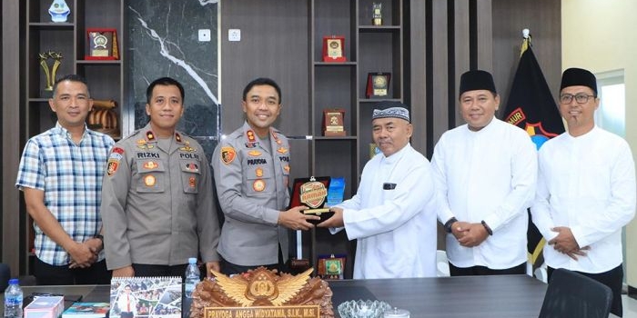 Jajaran pengurus DPD LDII Ngawi foto bersama Kapolres AKBP Prayoga Angga Widyatama.