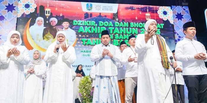 dzikir-akhir-2025-gubernur-khofifah-dan-habib-syech-ajak-doa-untuk-jatim-dan-indonesia