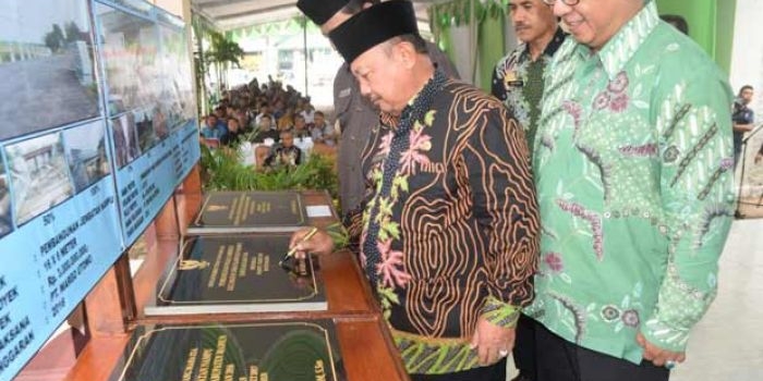 Mbah Tarom saat menandatangani prasasti.