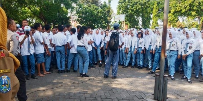 Aksi demo siswa SMKN 1 Trowulan, Kabupaten Mojokerto menuding kasek tak jujur. foto: YUDI EP/ BANGSAONLINE
