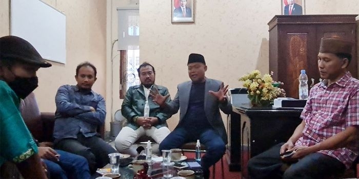 Ketua DPC PKB Bangkalan H. Syafiuddin (dua dari kanan) saat melakukan pertemuan dengan Fraksi PKB di ruangan Wakil Ketua DPRD Bangkalan.