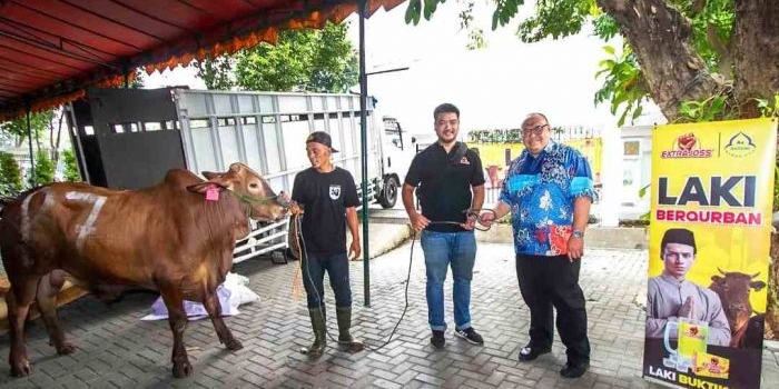 Head of Marketing Extra Joss PT. Bintang Toedjoe Febrian Adiputra saat menyerahkan sapi kepada Dewan Kemakmuran Masjid (DKM) As-Salam Badan POM Republik Indonesia, Jumat (14/6/2024) lalu. Foto: istimewa