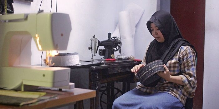 Elva Nur Aini Sobah, pemilik usaha kopiah merek M. Thoib, salah satu pelaku UMKM yang menerima bantuan dari CSR dari Bank Jatim. foto: ist.