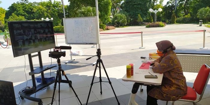 Wali Kota Risma saat melakukan sosialisasi protokol kesehatan kepada para pengurus tempat ibadah melalui video conference (vidcon) di Balai Kota Surabaya, Rabu (10/06/2020). (foto: YUDI A/ BANGSAONLINE)