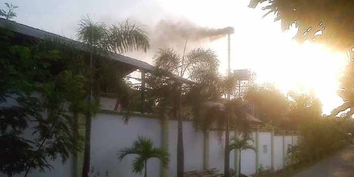 Kepulan asap dari cerobong hasil pembakaran limbah RSUD Tuban. (foto: suwandi/BANGSAONLINE)