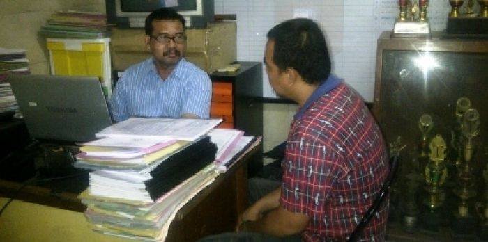 Tersangka penipuan dihadapan penyidik Polsek Waru. foto : nanang ichwan/BANGSAONLINE