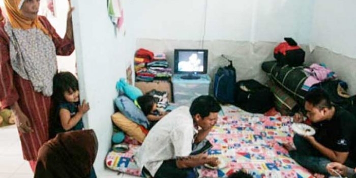 Pengungsi Syiah saat berada di pengungsian, rusun Jemundo.