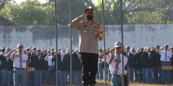 Kasatlantas Probolinggo Kota, AKP Roni Faslah, saat menjadi inspektur upacara di SMK Ahmad Yani.