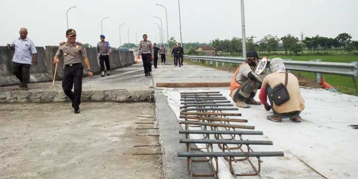 Kapolres Jombang AKBP Agung Marlianto saat melakukan pengecekan tol Moker di Kecamatan Bandar Kedungmulyo, Rabu (7/6/2017). foto: ROMZA/ BANGSAONLINE