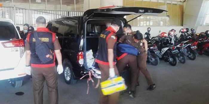 Petugas Kejari Gresik saat membawa sejumlah dokumen usai menggeledah kantor Dispora. foto: SYUHUD/ BANGSAONLINE
