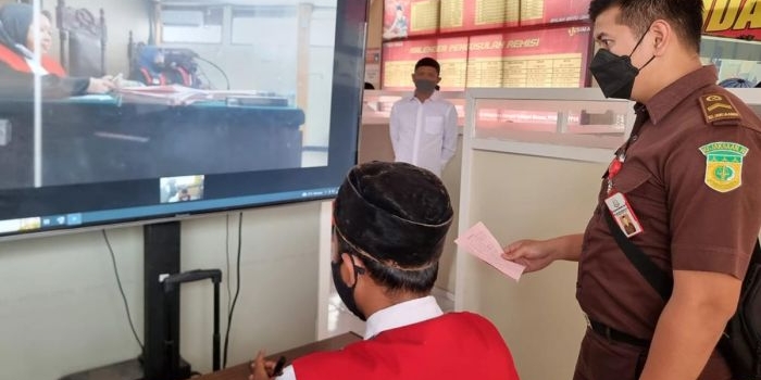 Terdakwa VKN saat menjalani sidang dengan agenda putusan di Pengadilan Negeri (PN) Malang.