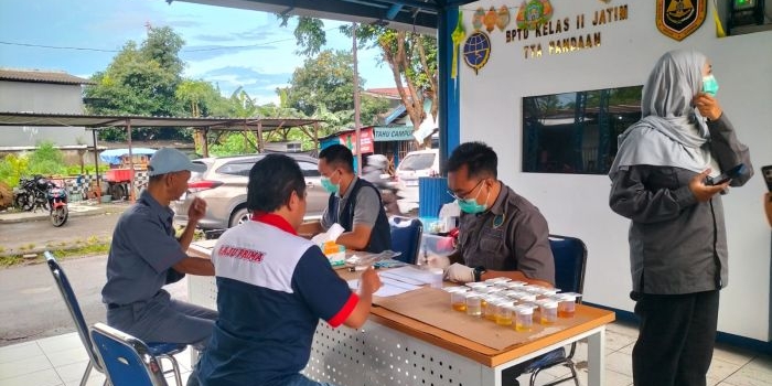 tes-urine-sopir-bus-di-pandaan-bnnk-pasuruan-temukan-satu-kasus-positif-semu