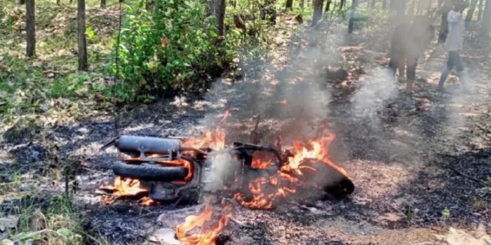 Motor Honda Vario yang dikendarai remaja di Temayang Bojonegoro hangus terbakar usai alami kecelakaan tunggal