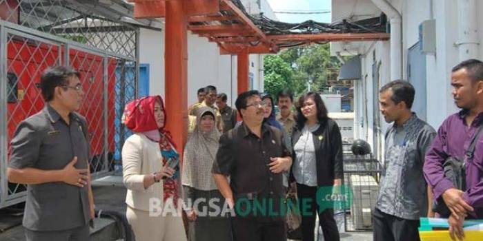 Komisi A dan B saat melakukan sidak di lokasi BTS yang disoal warga. foto: arif kurniawan/ BANGSAONLINE