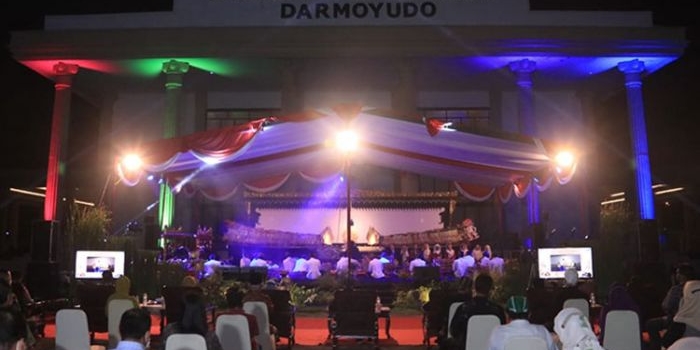 Pertunjukan wayang virtual di halaman Gedung Kesenian Darmoyudo Kota Pasuruan, Sabtu (29/5/2021) malam.