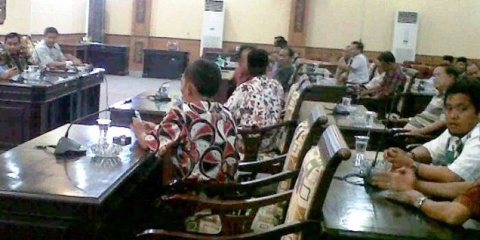 Puluhan Kepala Desa di Kabupaten Sumenep ngeluruk kantor dewan. Foto:faisal/BANGSAONLINE