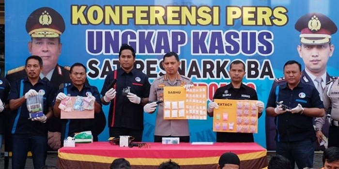 Kapolresta Sidoarjo Kombes Pol Zain Dwi Nugroho menunjukkan barang bukti hasil ungkap kasus selama periode 1-29 Januari 2020.