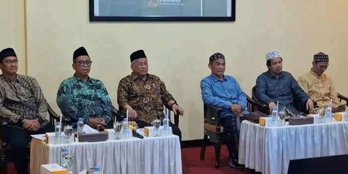Tampak pihak Manajemen Trans7 saat diterima oleh Pesantren Lirboyo Kediri, Jawa Timur, Rabu (15/10/2025).  Foto: ANTARA/HO-Pesantren Lirboyo Kediri/JPNN)

