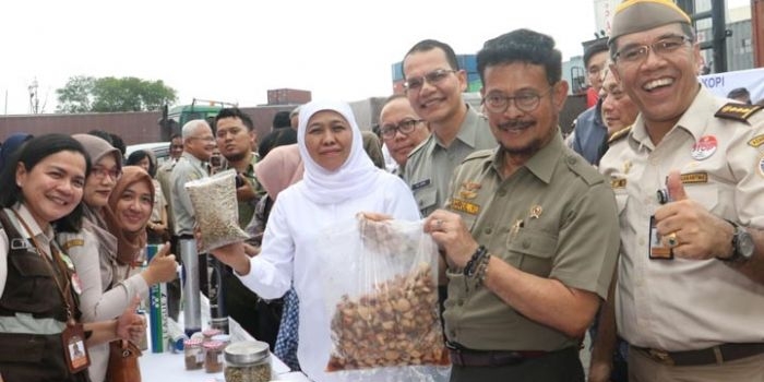 Gubernur Jawa Timur Khofifah Indar Parawansa melepas pengiriman ekspor luar negeri bersama Menteri Pertanian Syahrul Yasin Limpo di Depo Jangkar, pelabuhan Tanjung Perak Surabaya, Senin (2/12/2019) sore.