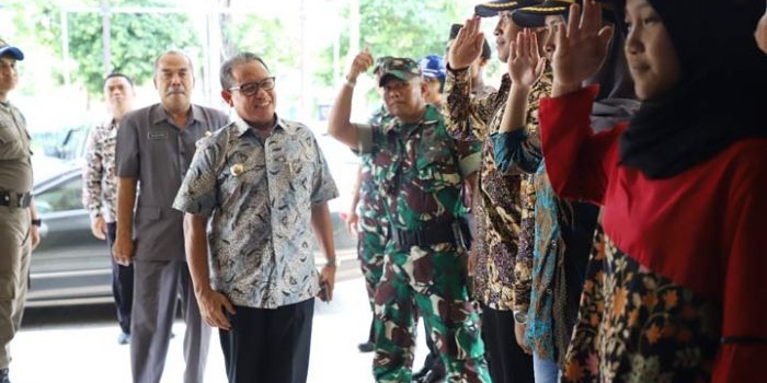 Wabup Tuban Noor Nahar Hussein saat mengecek barisan para peserta Pantukhir Paskibraka.
