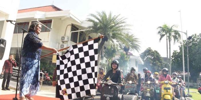 Pj Wali Kota Kediri, Zanariah, saat melepas keberangkatan riding vespa. Foto: Ist