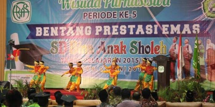 Suasana Wisuda Purna Siswa SD BAS Tuban. foto: SUWANDI/ BANGSAONLINE