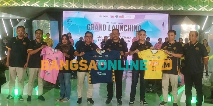 Direktur Utama Petrokimia Gresik, Dwi Satriyo Annurogo (empat dari kiri), saat menyerahkan jersey ketika launching tim GPPI Volley Ball Club. Foto: SYUHUD/BANGSAONLINE