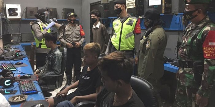 Petugas gabungan TNI, Polri, dan Satpol PP saat melakukan pendisiplinan  di salah satu warnet di Kota Blitar.