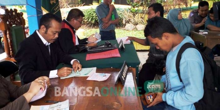 Sejumlah pengendara yang terjating operasi zebra di Kabupaten Jombang langsung mengikuti sidang tilang di tempat di Pos Kota setempat, Kamis (24/11/2016) pagi ini. foto: ROMZA/ BANGSAONLINE