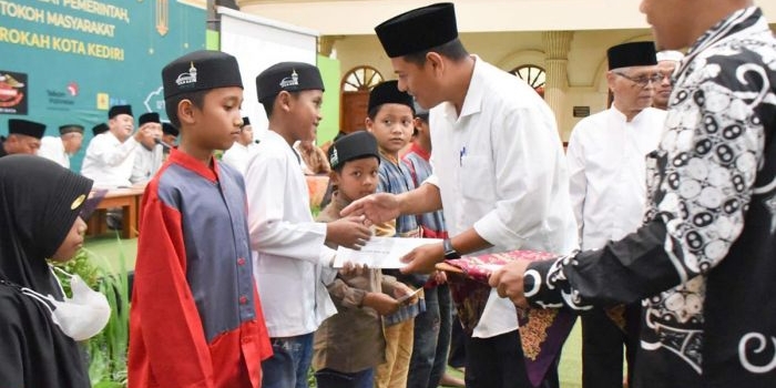 Wali Kota Kediri Abdullah Abu Bakar saat memberikan bingkisan kepada anak yatim dan dhuafa di Ponpes Wali Barokah. Foto: Ist.