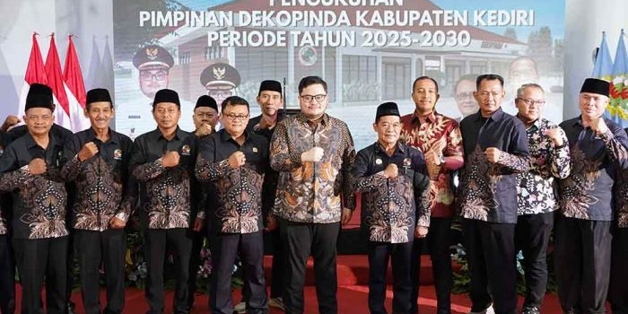 Bupati Kediri Hanindito Himawan Pramana, dan Ketua Dekopinda Kabupaten Kediri Buat Santoso, bersama jajaran Dekopinda Kabupaten Kediri. (Ist)