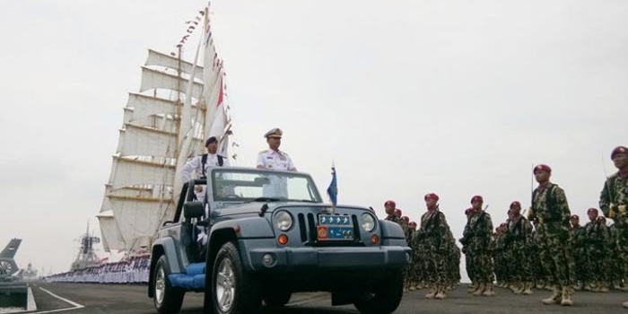 Kepala Staf Angkatan Laut (KSAL) Laksamana TNI Siwi Sukma Adji, melakukan inspeksi pasukan saat memimpin upacara peringatan Hari Armada RI tahun 2019, di Dermaga Koarmada II, Ujung, Surabaya, Jawa Timur, Kamis (05/12).