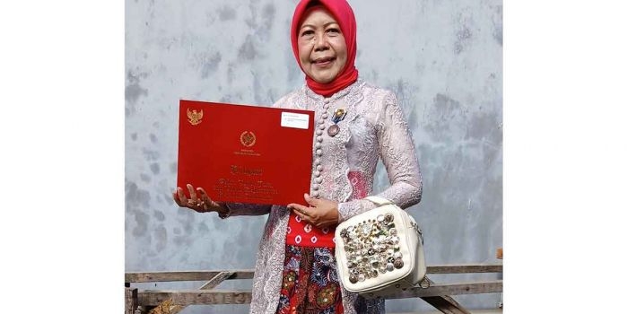 Guru MAN 2 Pamekasan, Chandra Kirana, saat menerima penghargaan Satyalancana Karya Satya dari Presiden Prabowo.