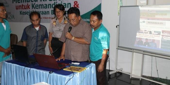 Wasekjen PBNU Drs Masduki Baidlowi MPd menekan tombol enter, tanda diluncurkannya bangsaonline.com, didampingi Direktur HARIAN BANGSA HM Mas