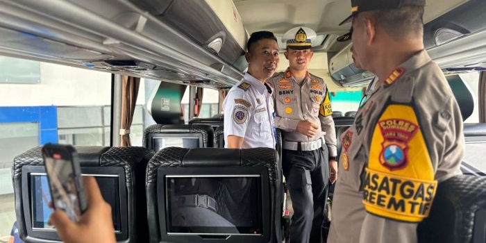 satlantas-polres-sumenep-lakukan-ramp-check-angkutan-umum-di-terminal-arya-wiraraja